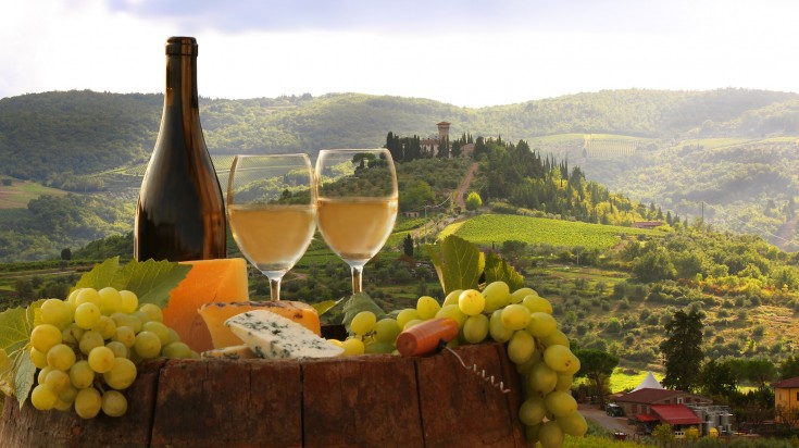 wine in tuscany 1555042315 735X412